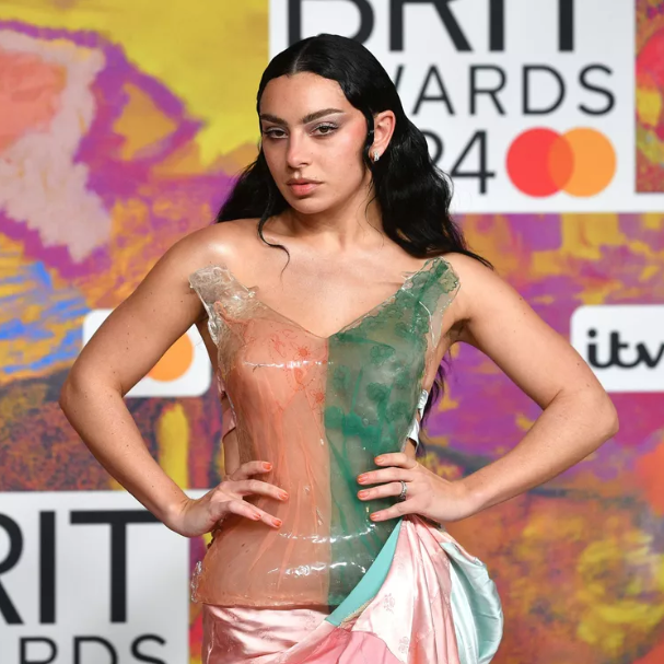 Charli XCX – The Unapologetic Rulebreaker of Beauty and Music